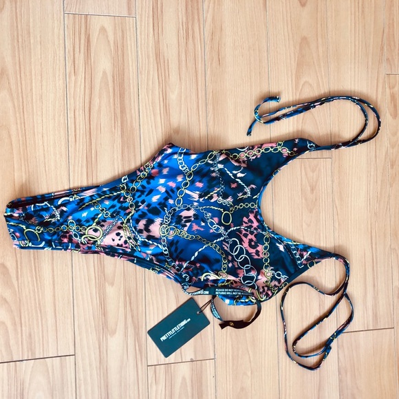 Pretty little thing one piece - Picture 1 of 3